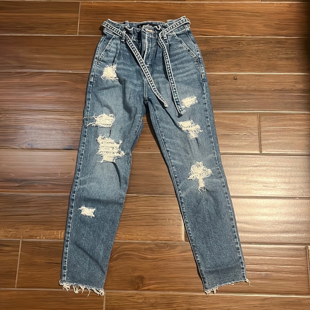 Hollister ultra high rise size 0R medium wash mom jeans with lace patches